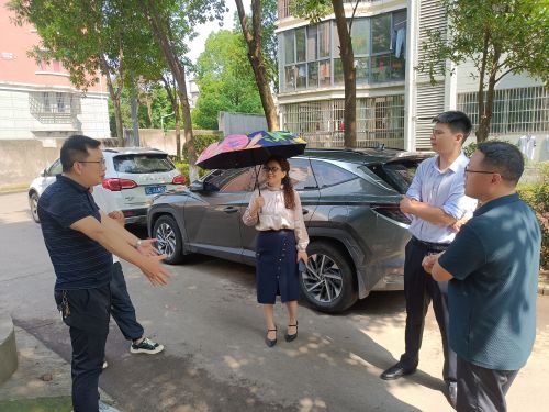 5月23日，市供水公司党组成员禹鹏到小区开展信访接待下基层活动，针对居民反馈的问题现场了解情况，制定尊龙凯时贵宾会的解决方案。.jpg
